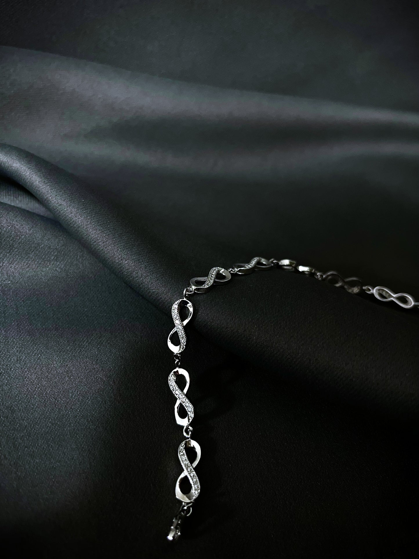 Funkelndes Unendlichkeits-Band Armband